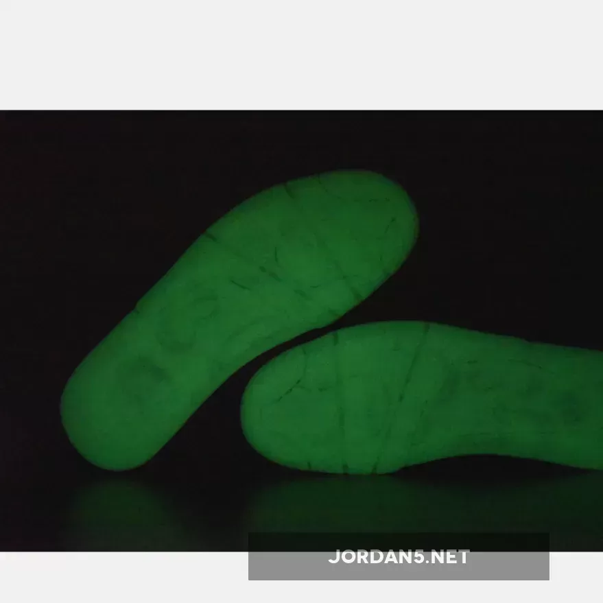 KAWS x Air Jordan 4 Black | JORDAN 1 KAWS 930155-001 KAWS x Air Jordan 4 Black | JORDAN 1 KAWS 930155-001