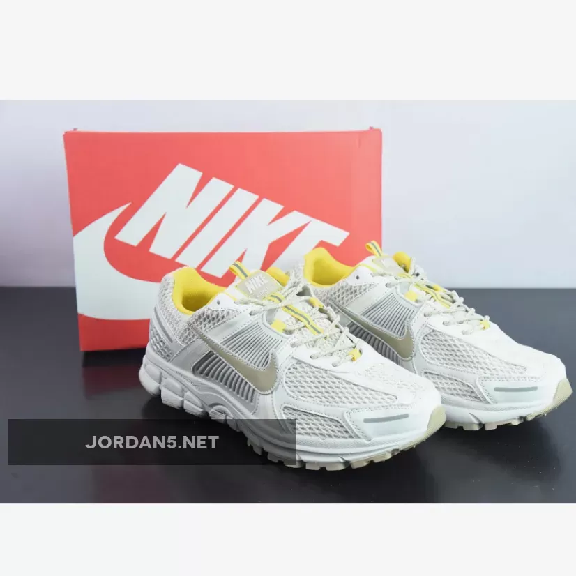 Nike Zoom Vomero 5 Light Bone/Sail-University Gold