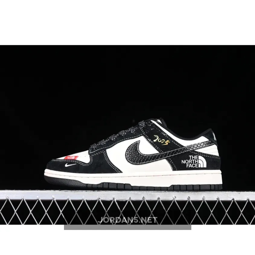 SB DUNK LOW BLACK/WHITE