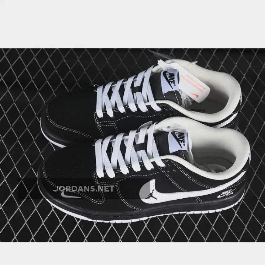 SB DUNK LOW BLACK/WHITE