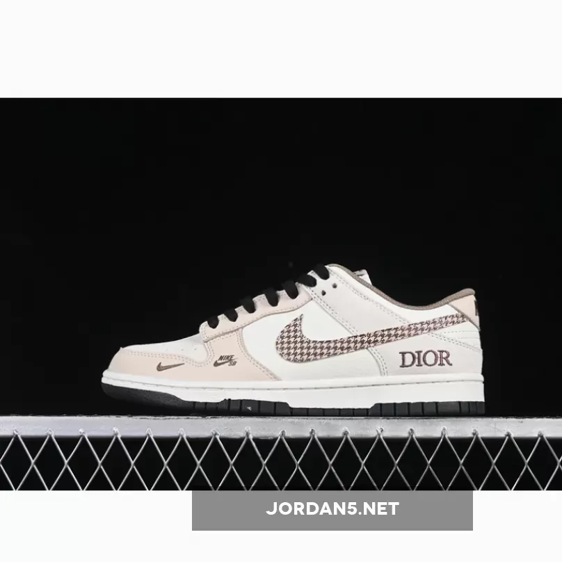 SB DUNK LOW WHITE/BLACK/BROWN