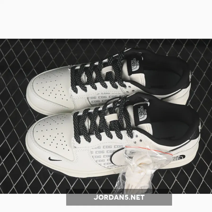 SB DUNK LOW WHITE/BLACK/GREY